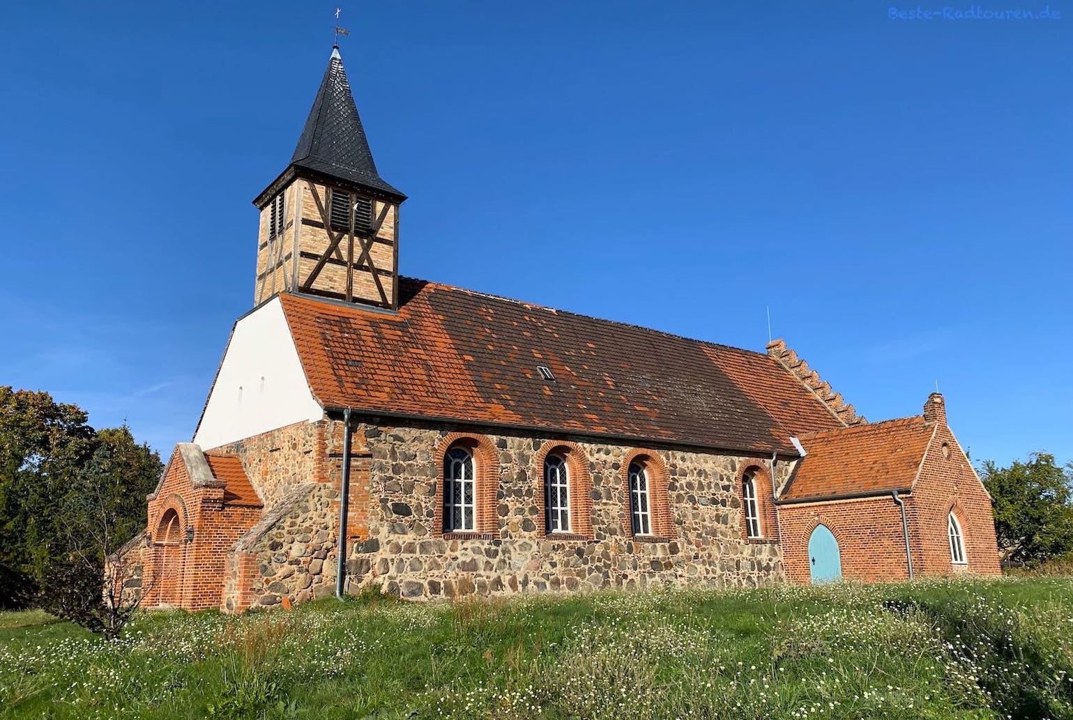Foto vom Radweg aus: Dorfkirche Dobbrikow, Teltow-Fläming