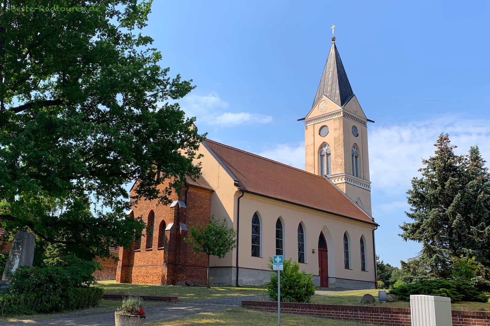 Foto vom Radweg aus: Dorfkirche Rieben (Beelitz, Potsdam-Mittelmark)