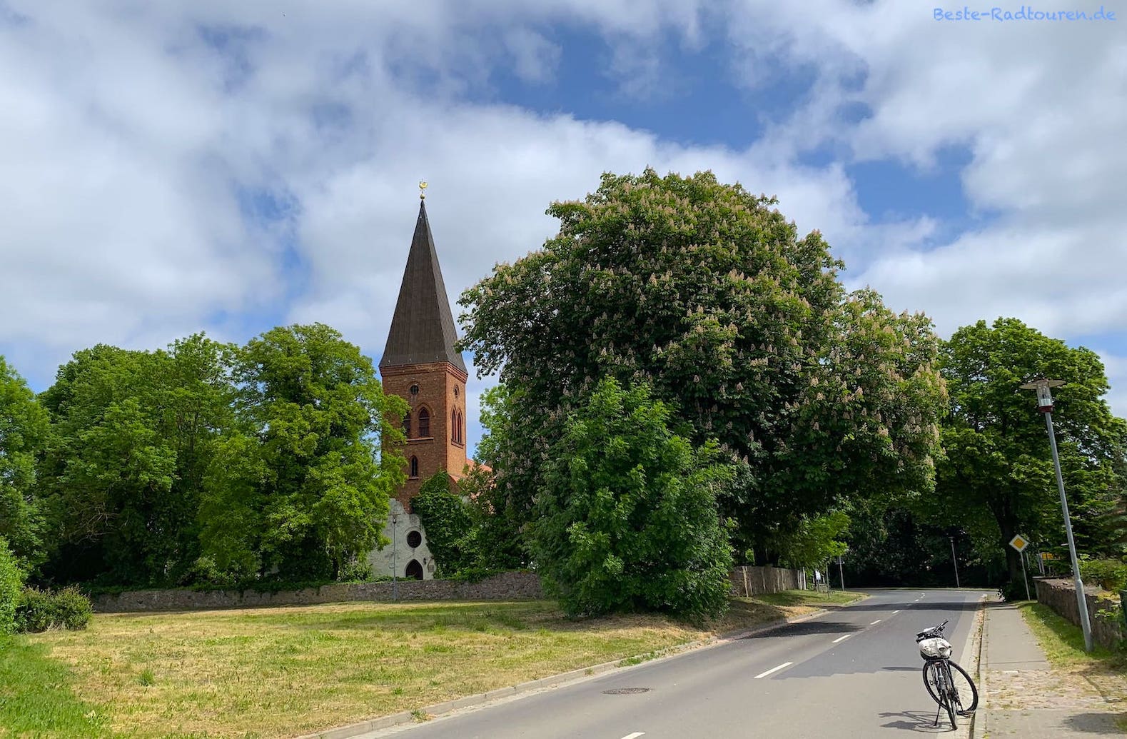 Foto vom Radweg aus: Dorfkirche Sommersdorf, Löcknitz-Penkun