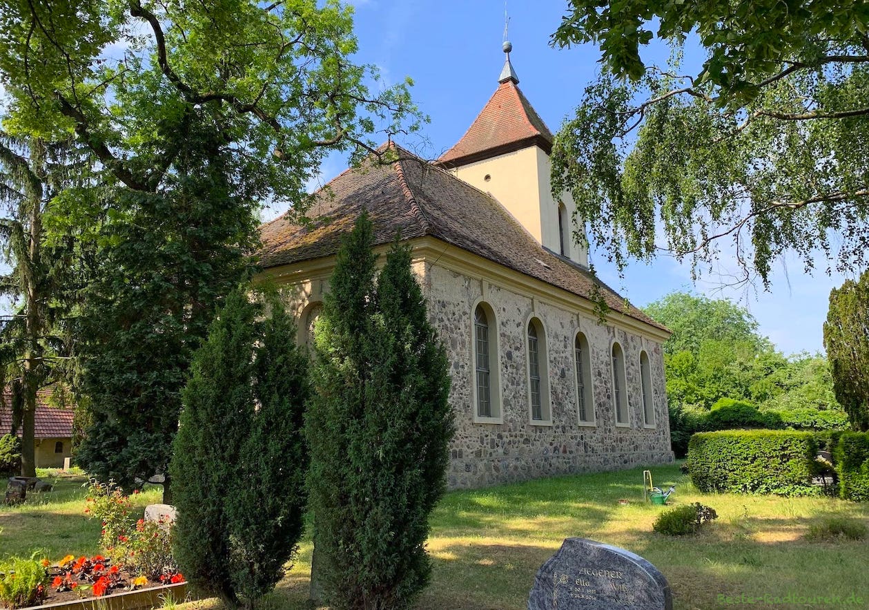 Foto vom Radweg aus: Kirche und Friedhof Neu Langerwisch (Potsdam-Mittelmark)
