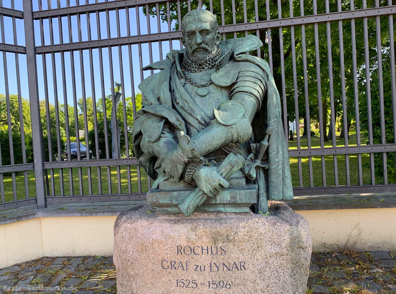 Rochus Graf zu Lynar, Skulptur vor Schloss Lübbenau
