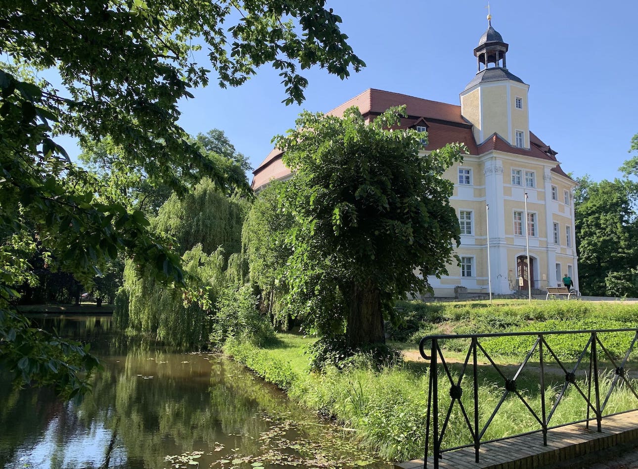 Foto vom Park aus: Schlosspark und Schloss Vetschau von hinten