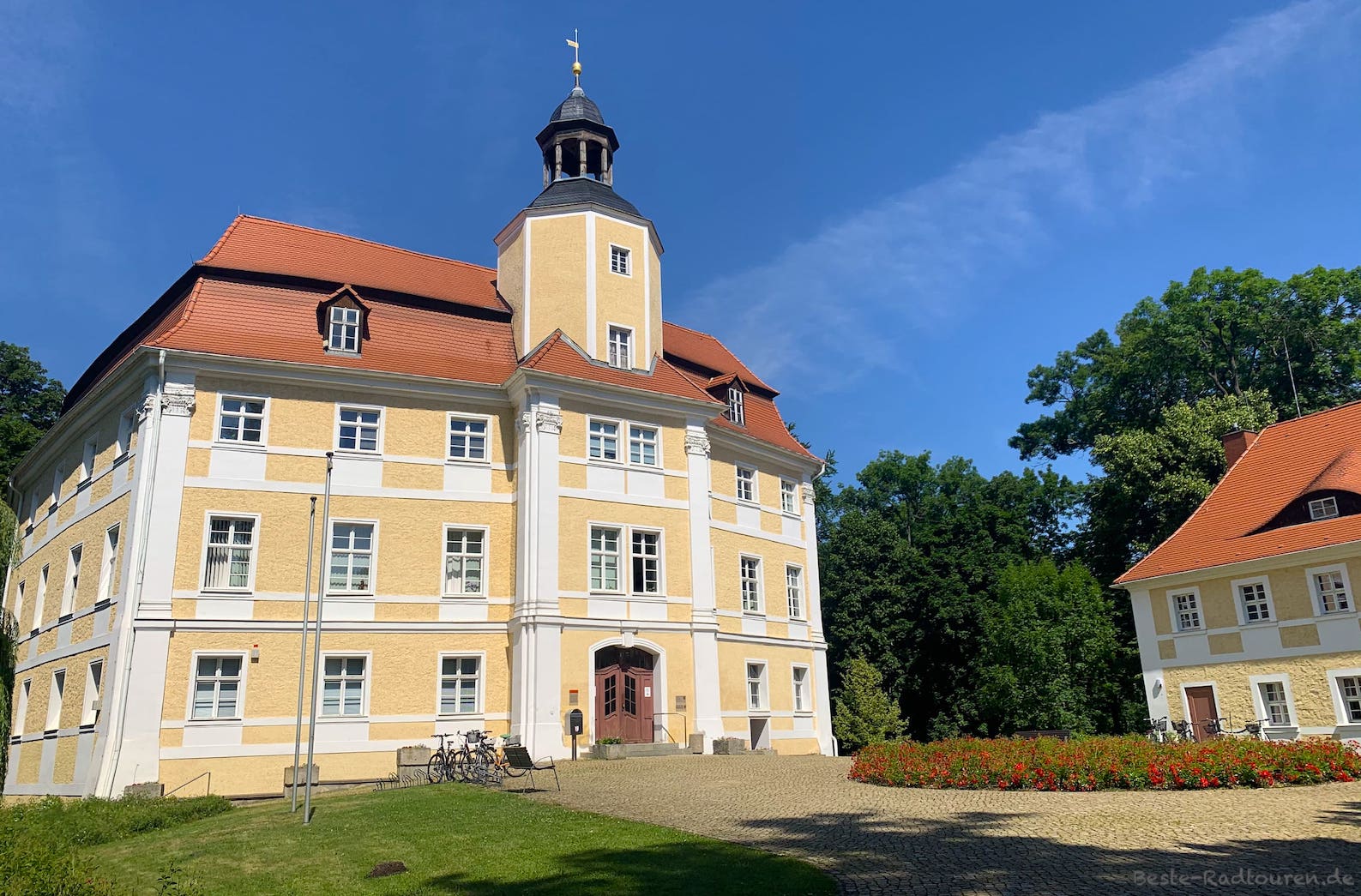 Foto vom Osten her: Vorderseite und Eingang von Schloss Vetschau