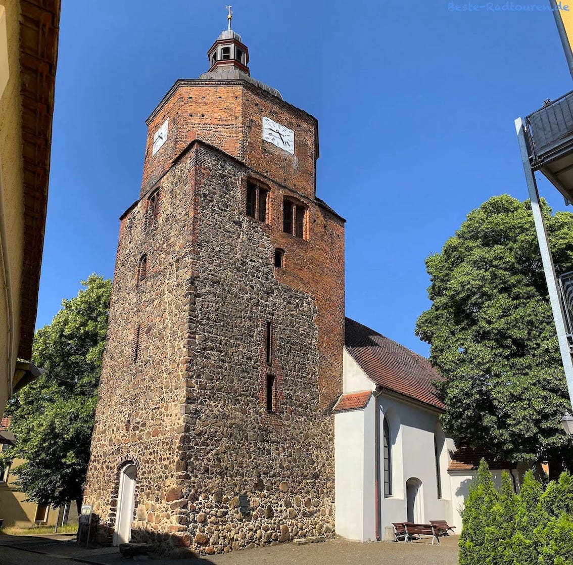 Wendisch-Deutsche Doppelkirche in Vetschau, Foto des dicken Turmes von unten