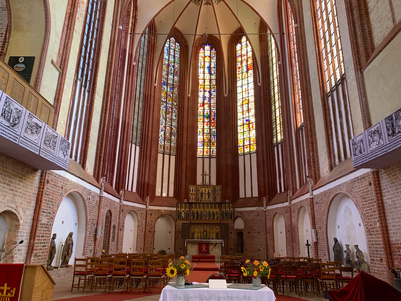 Bad Wilsnack Wunderblut-Kirche, Foto von innen: Altar, Emporen, Motivfenster, dreiteiliges Komposit-Retabel