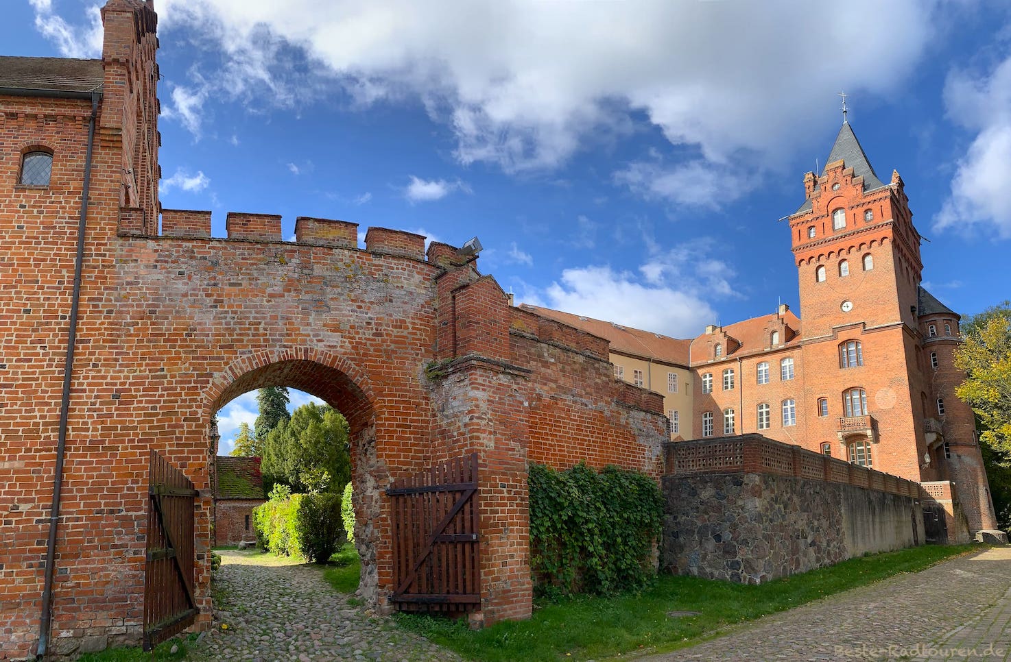 Burg Plattenburg, Foto von außen: Eingang / Tor hinten, Mauer und Turm