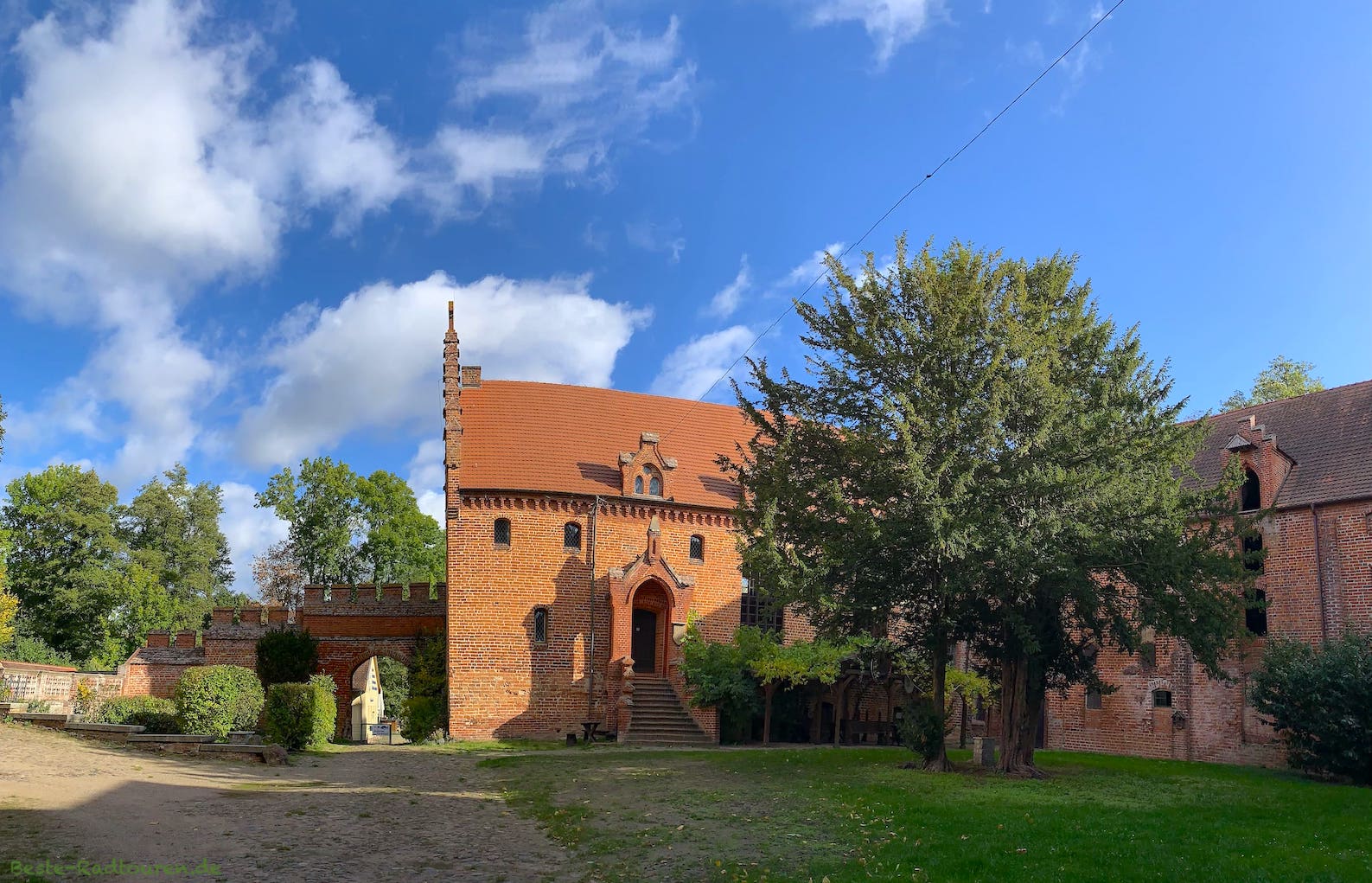 Foto vom Eingang der Plattenburg her in den Innenhof: Kapelle, rückwärtiges Tor