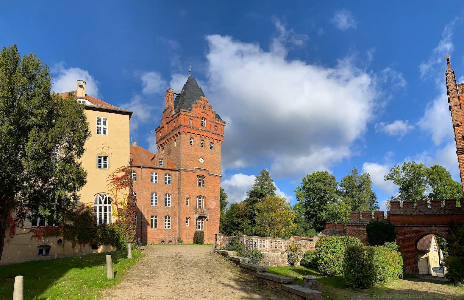 Burg Plattenburg, Foto vom Innenhof her: Turm (Burgfried)