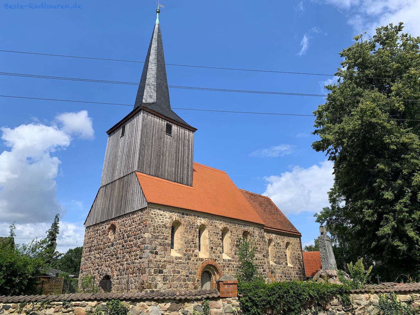 Foto vom Radweg aus: Dorfkirche Gantikow, Gemeinde Kyritz, Ostprignitz-Ruppin
