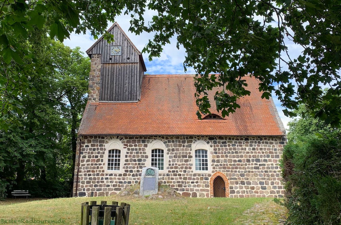 Foto vom Radweg aus: Dorfkirche / Wehrkirche Kampehl, Neustadt Dosse