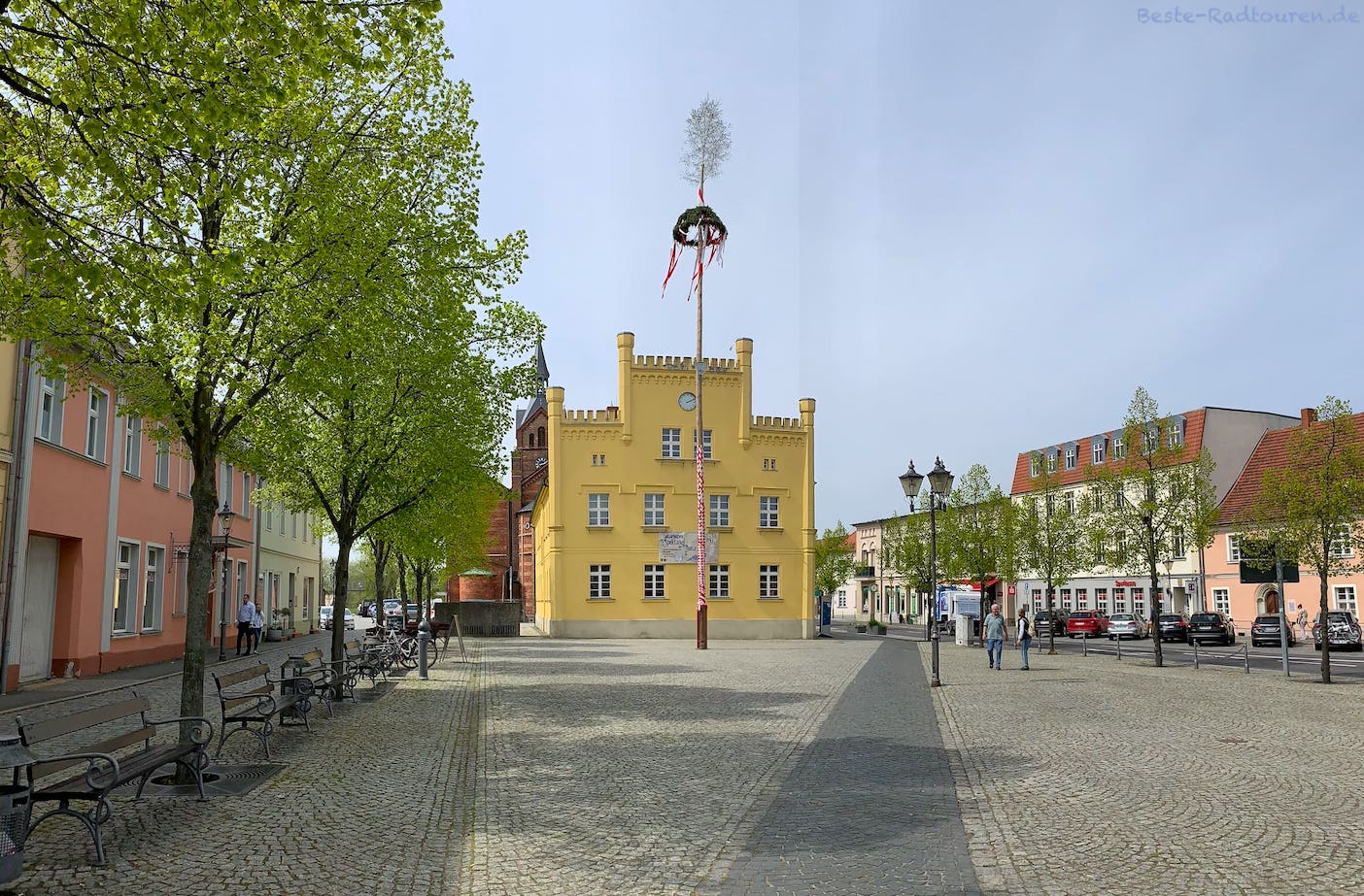 Rathaus Peitz und Kirche, Foto vom Marktplatz aus