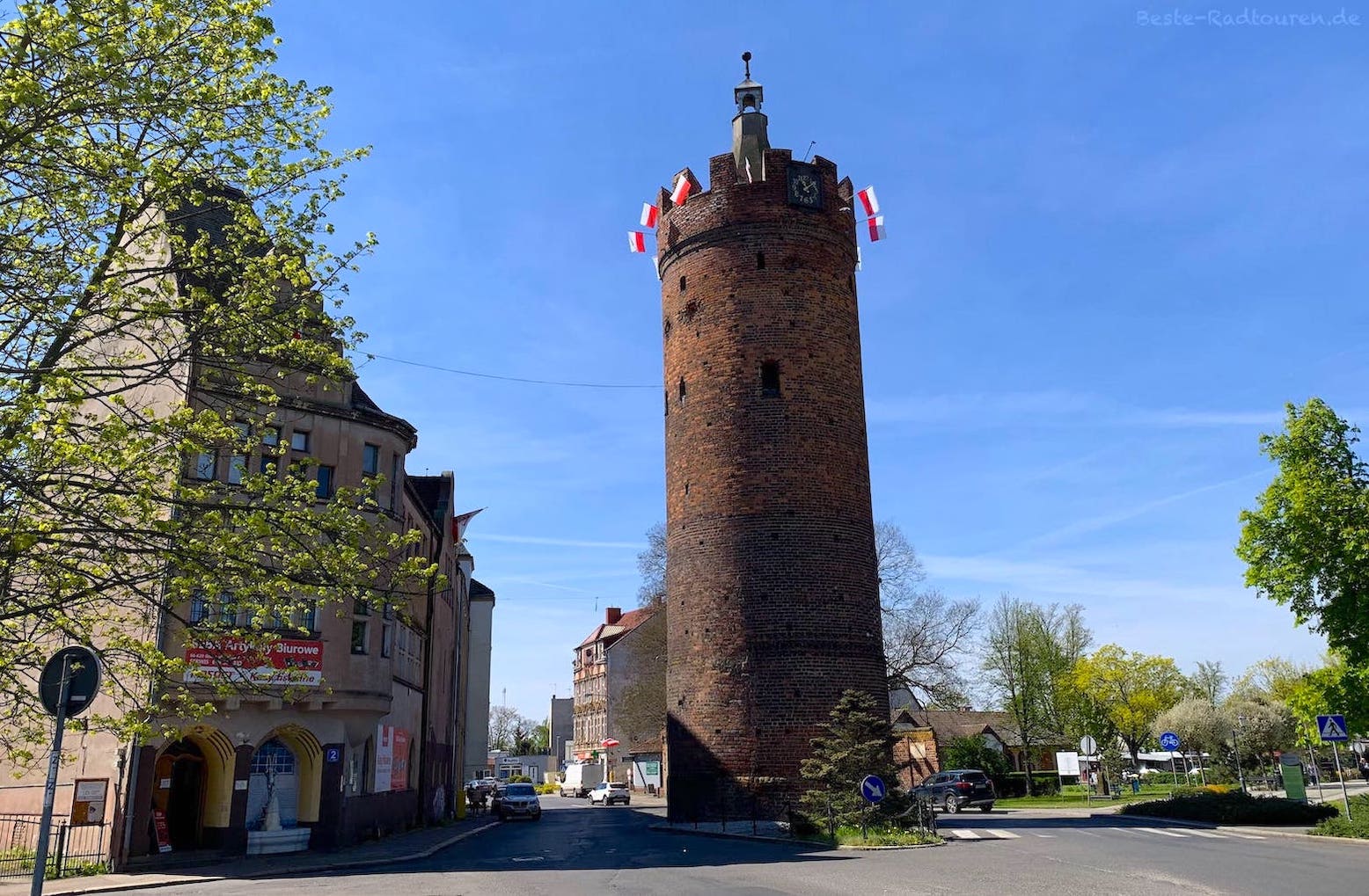 Foto von vorn: Werderturm oder Dicker Turm, Gubin, daneben das Stadtmuseum