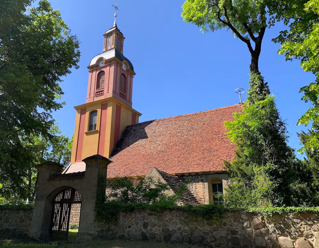 Foto von der Kranichradtour aus: Blumberg (Uckermark), Dorfkirche