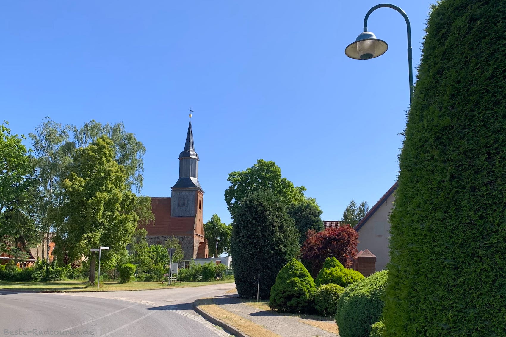 Foto vom UM-Radweg (Uckermärkische Radrundtour) aus: Dorfkirche Stendell (Schwedt)