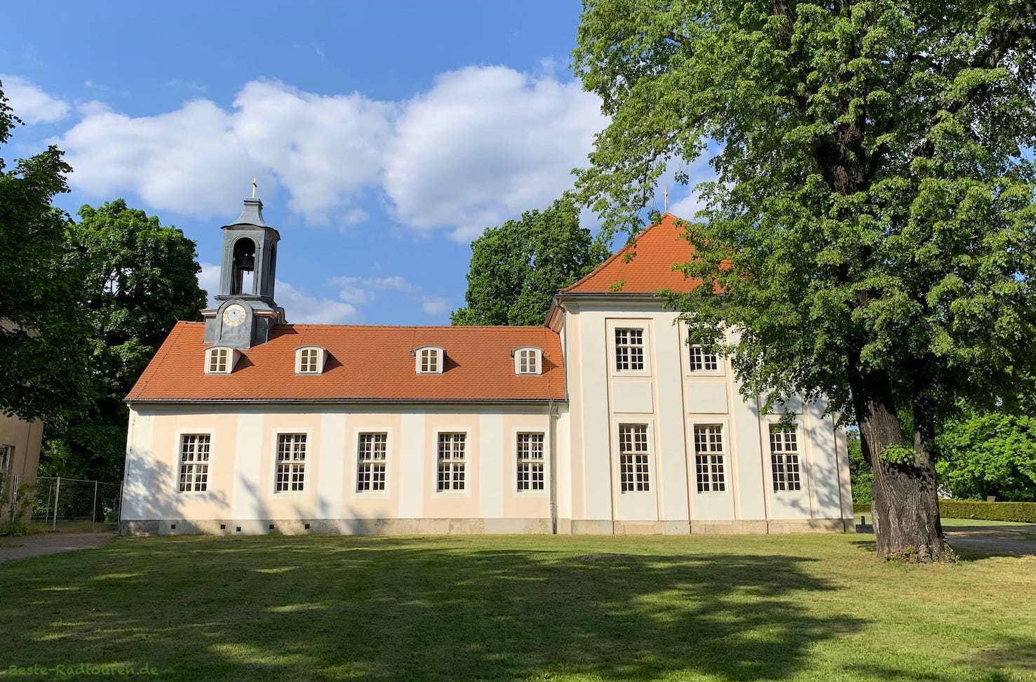 Foto im Schlosspark Lauchhammer: Die Schlosskirche (Südseite)