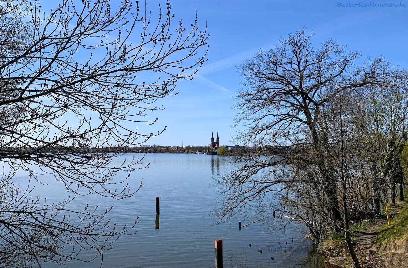 Foto vom Seedamm Neuruppin aus Richtung Süden: Rhin, Ruppiner See und Klosterkirche