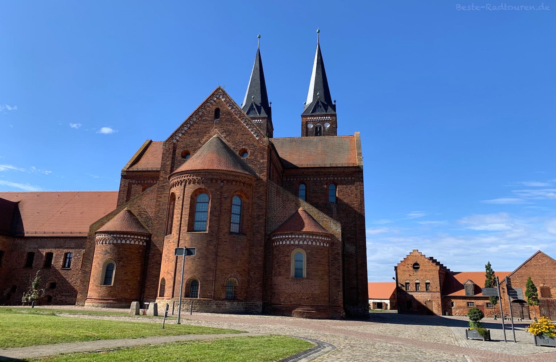 Foto vom Eingang her: Kloster Jerichow und Türme der Stifts-Kirche St. Marien und St. Nikolaus