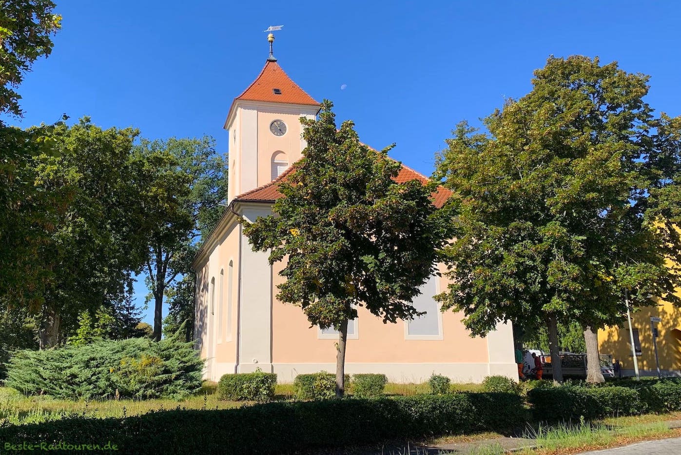 Foto vom Radweg aus: Dorfkirche Nassenheide
