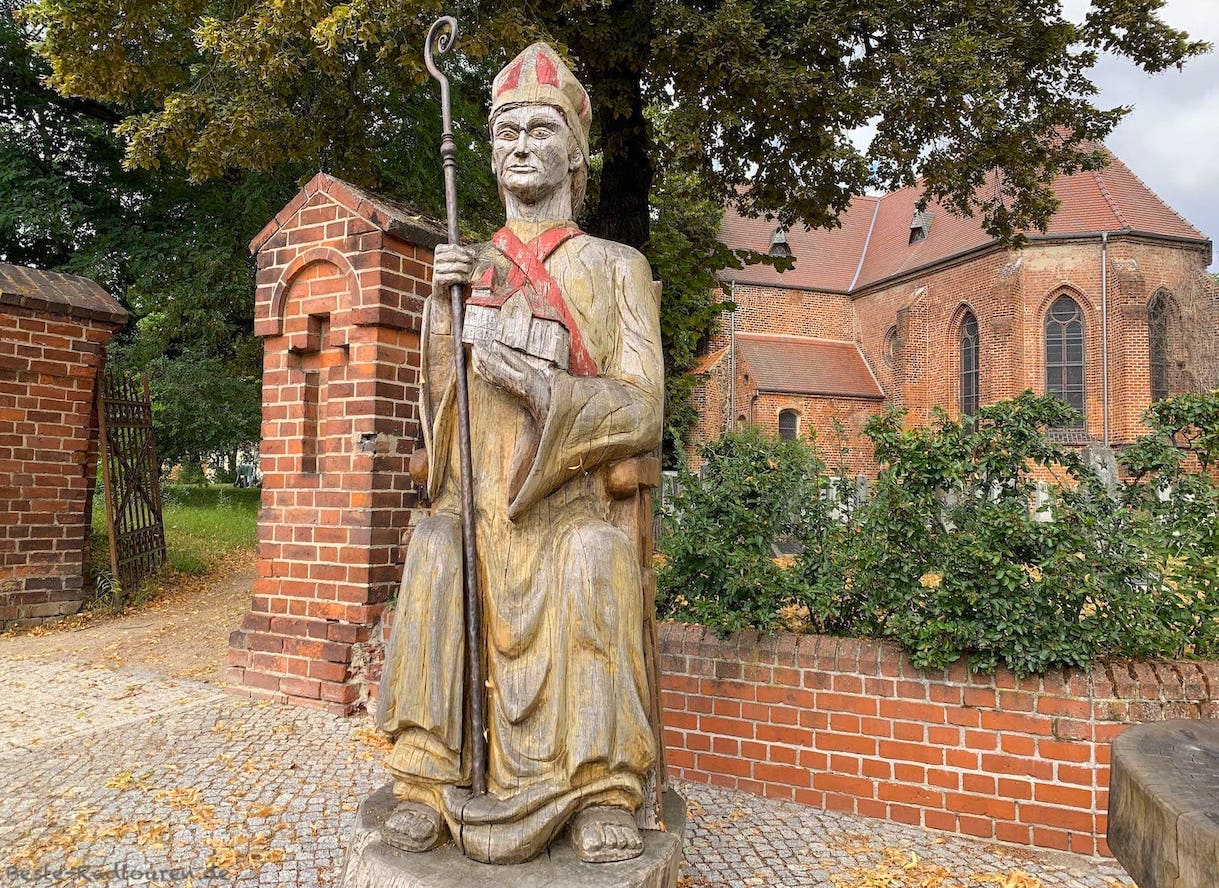 Foto vom Radweg aus: Holzfigur Erzbischof Wichmann von Seeburg, Liebfrauenkirche Jüterbog