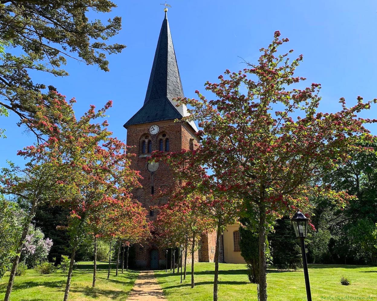 Kirche Flatow (Kremmen), Foto vom Eingang und v om Radweg her