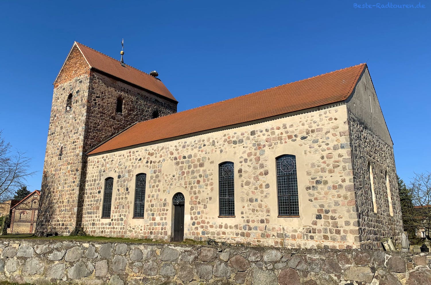 Foto vom Radweg aus: Dorfkirche von Grüneberg (Löwenberger Land, Oberhavel)