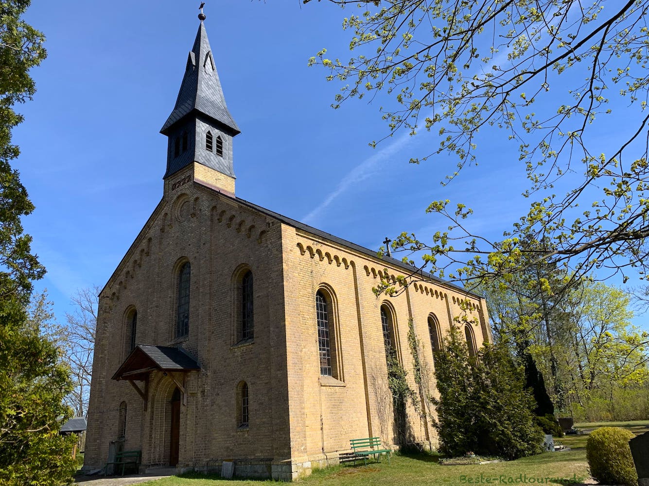 Dorfkirche Hohenbruch (Kremmen), Foto von schräg-vorn