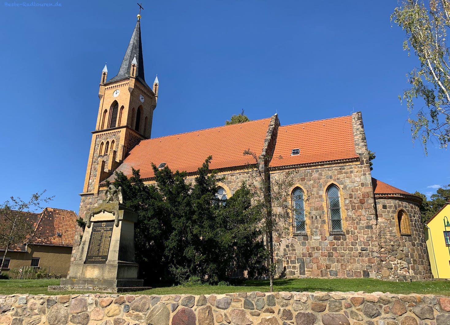 Foto vom Radweg aus: Kirche Langenlipsdorf, Fläming
