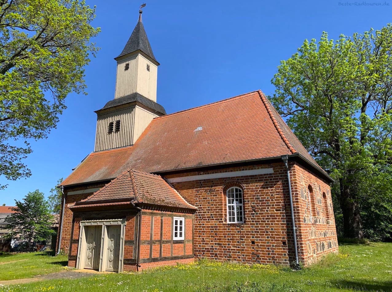 Kirche Staffelde (Kremmen), Foto vom Radweg her