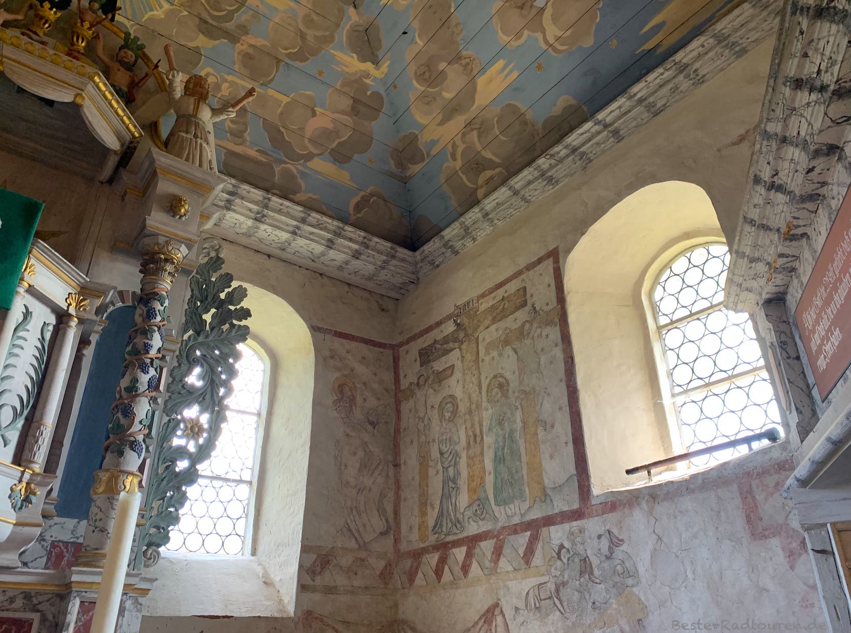 Foto im Innern der Marienkirche Zaue (Schwielochsee): Wandmalerei und Altar-Schnitzereien