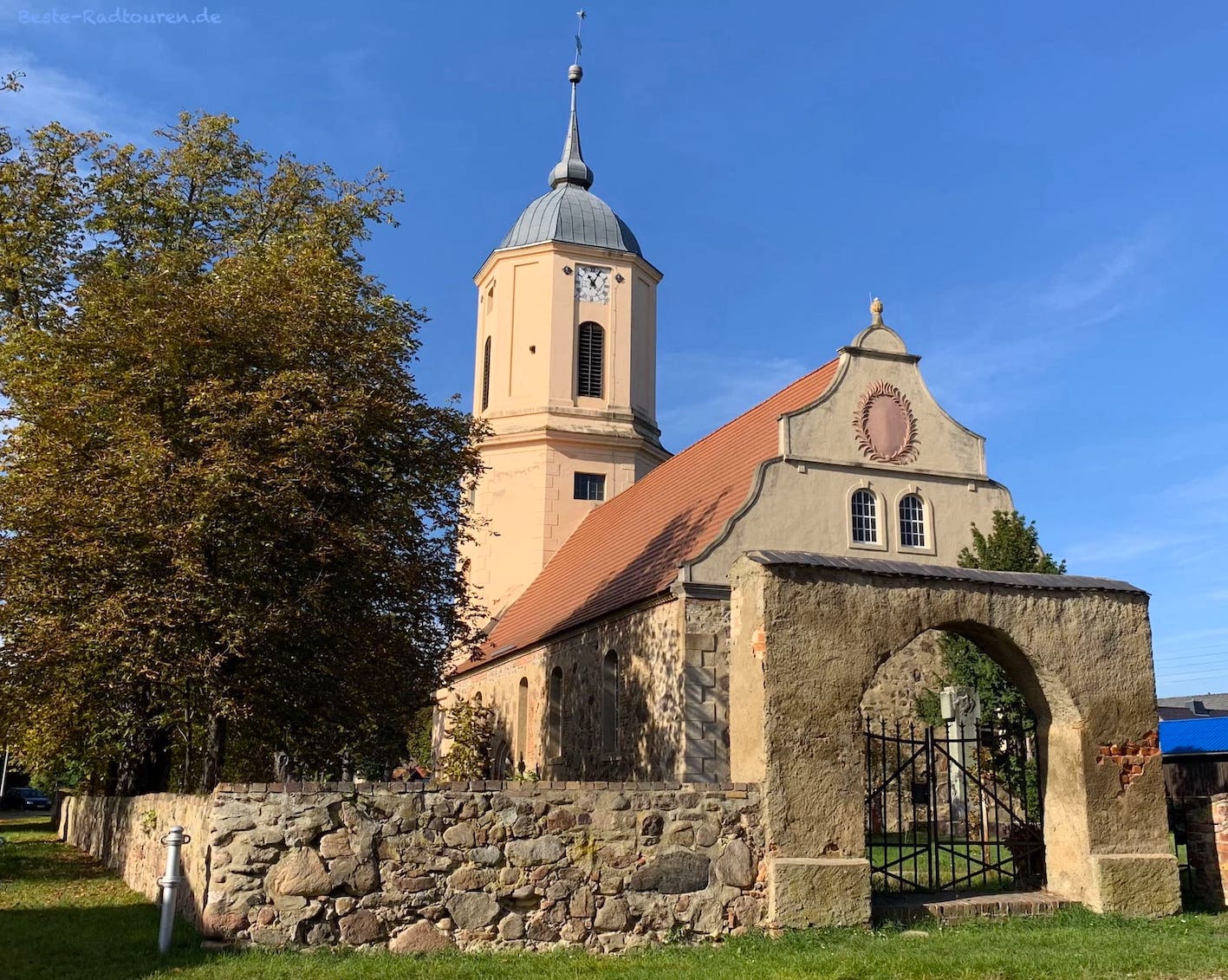 Foto vom Radweg aus, zwischen Golßen und Kasel-Golzig: Dorfkirche Zützen