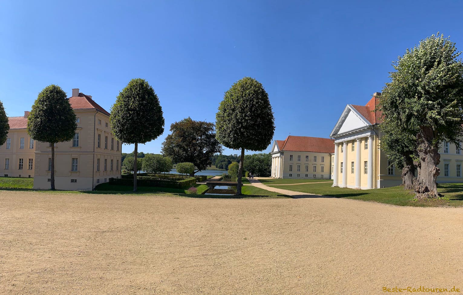 Rheinsberg Schloss und Theater, Foto vom Eingang (vom Osten her) aus