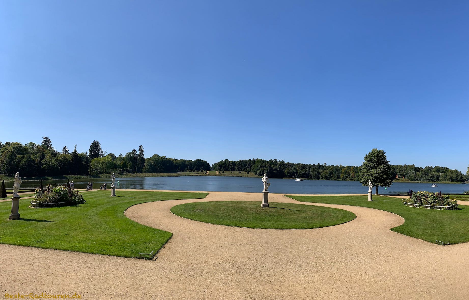 Foto von den Kolonnaden vom Schloss Rheinsberg aus: Der Schlossgarten am See