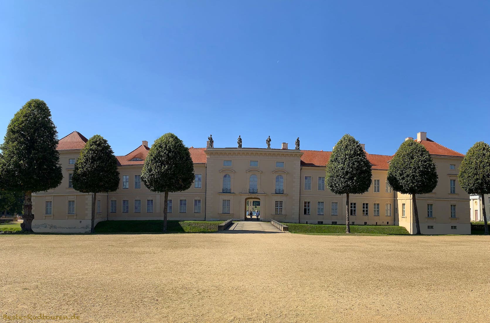Schloss Rheinsberg, Hauptgebäude - Ostseite; Foto vom Eingang her