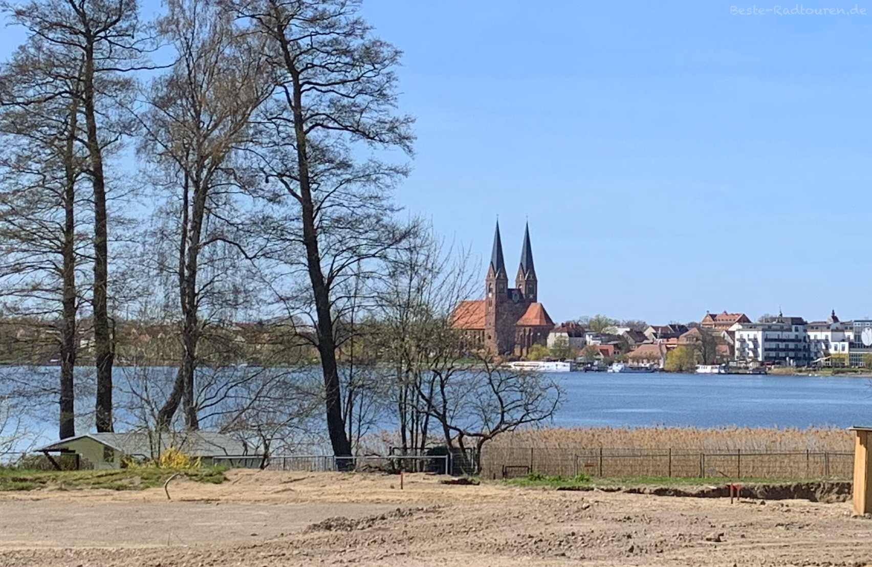 Foto von der Lindenallee in Wuthenow aus: Ruppiner See, Neuruppin, Klosterkirche St. Trinitatis