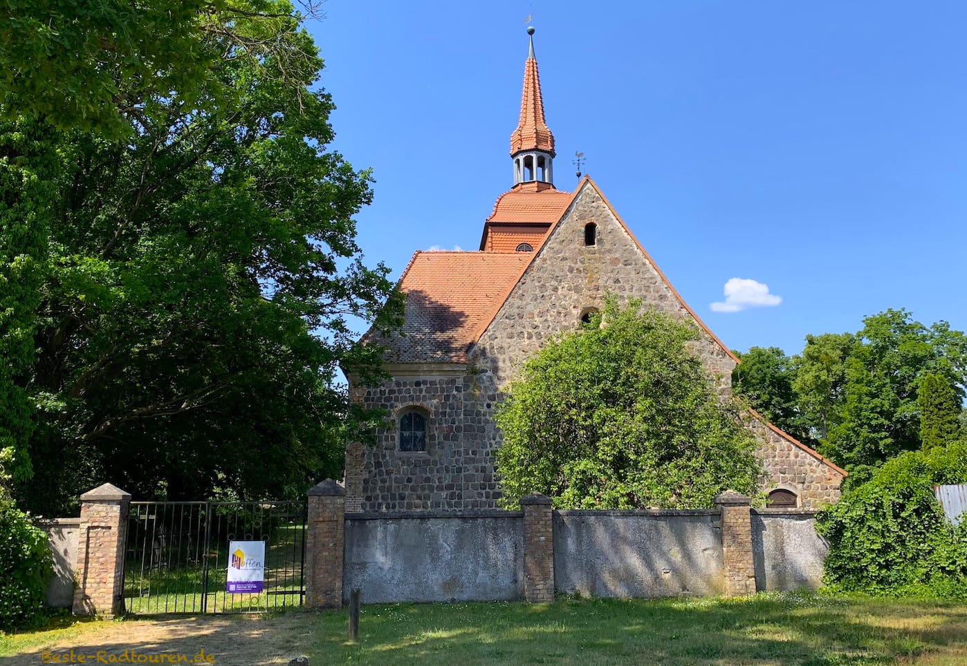 Foto vom Radweg aus: Dorfkirche Blumenow