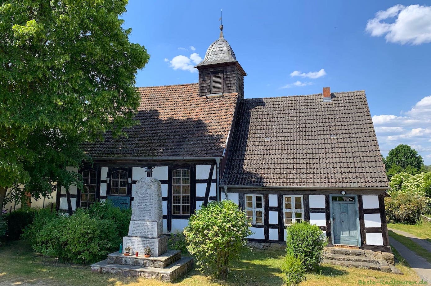 Foto vom Radweg aus: Dorfkirche Marienthal (Zehdenick)