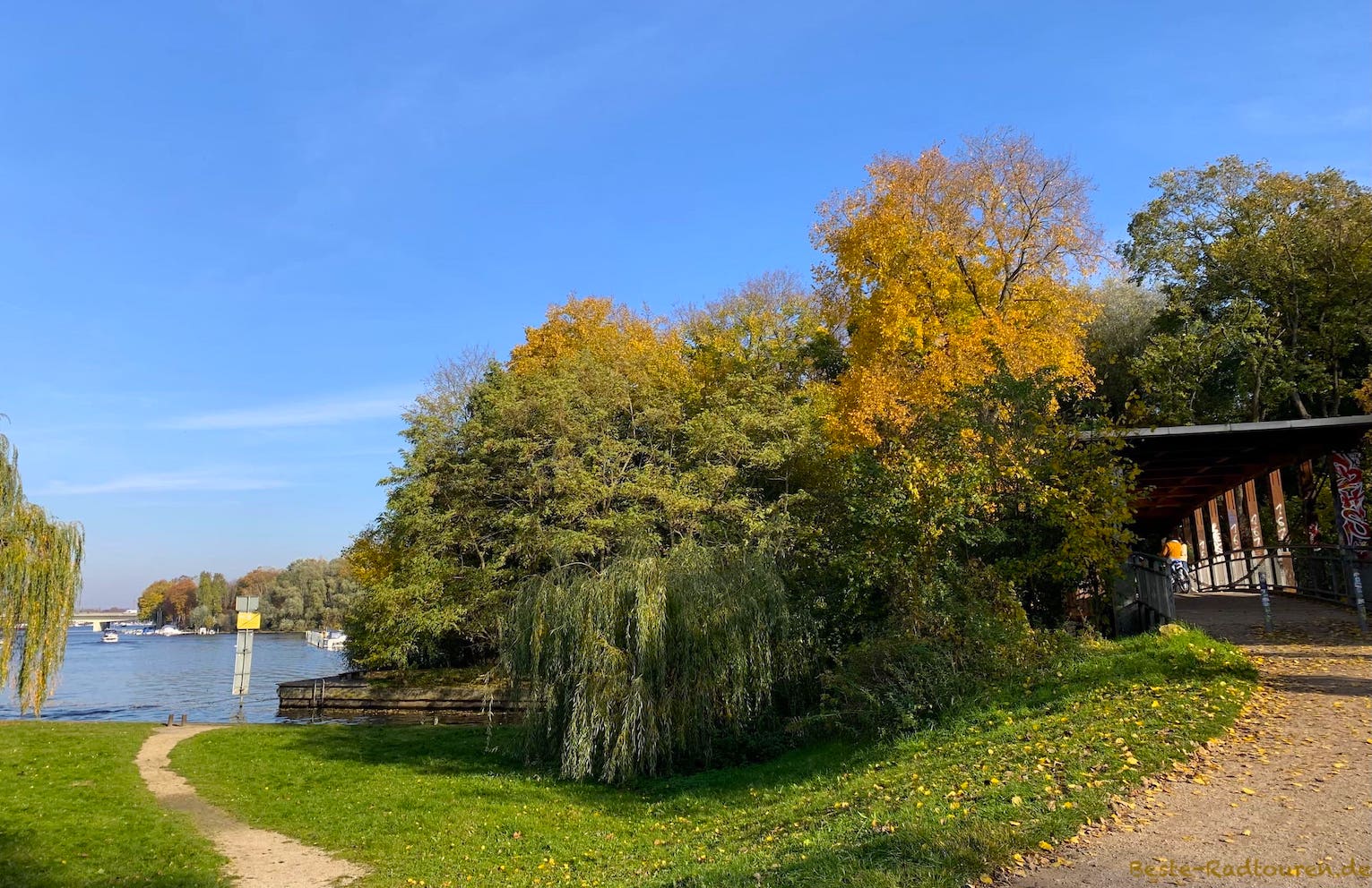 Foto vom Radweg aus: Nuthepark Potsdam, Havel, Fußgängerbrücke
