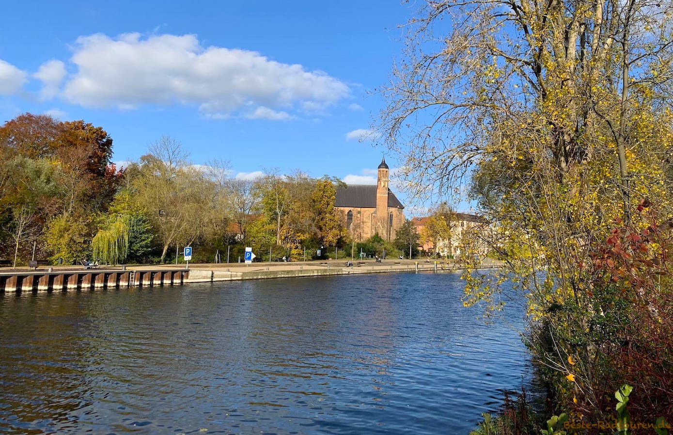 Foto vom Havelufer in Brandenburg an der Havel aus: St. Johanniskirche, Brandenburger Niederhavel