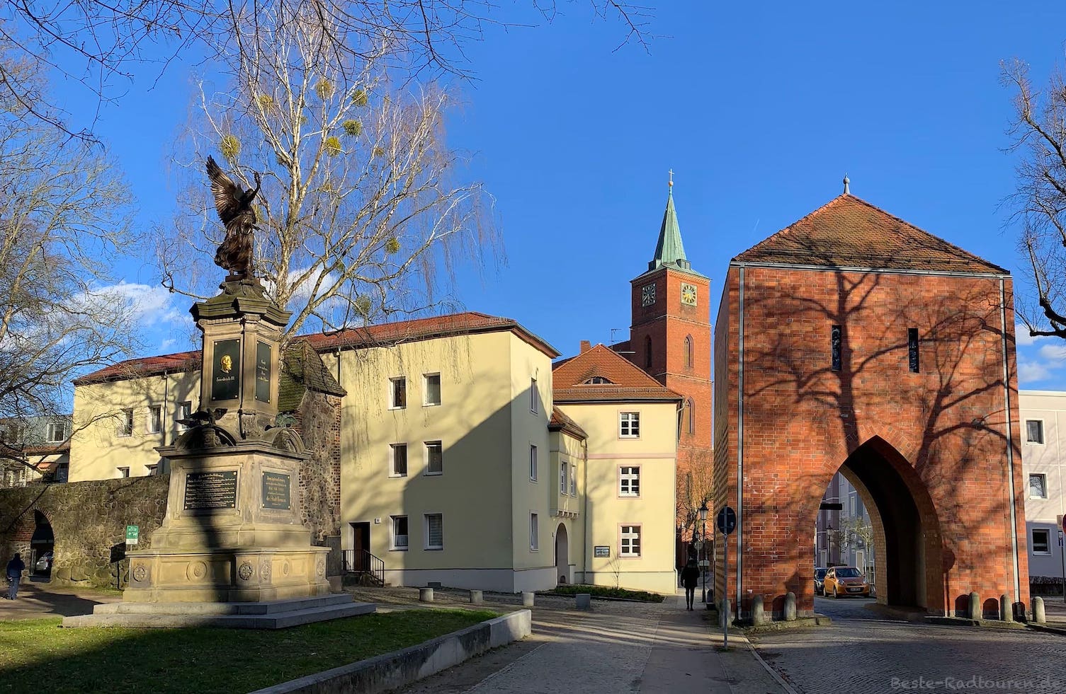 Foto von der Mühlenstraße Bernau aus: Mühlentor, Marienkirche, Kriegerdenkmal, Stadtmauer