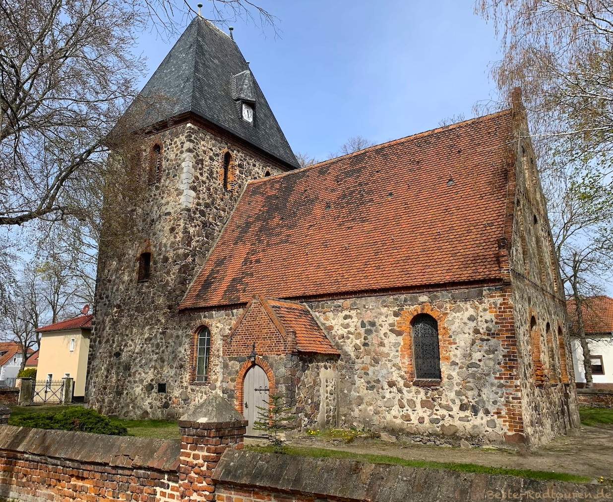 Foto vom Radweg aus: Dorfkirche Seefeld (Werneuchen)