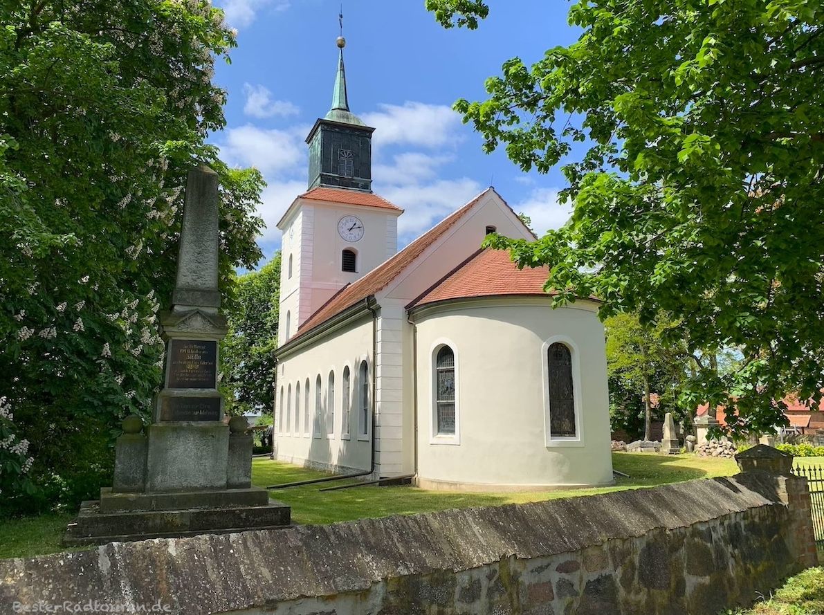 Foto vom Tour-Brandenburg-Radweg aus: Dorfkirche Stölln (Havelland)