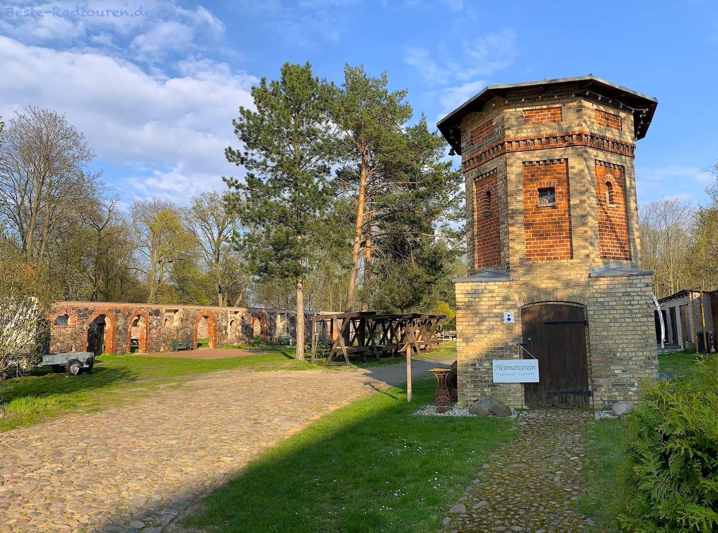 Foto vom Eingang her: Gutshof Fredersdorf, Heimatverein, Ruine Kuhstall