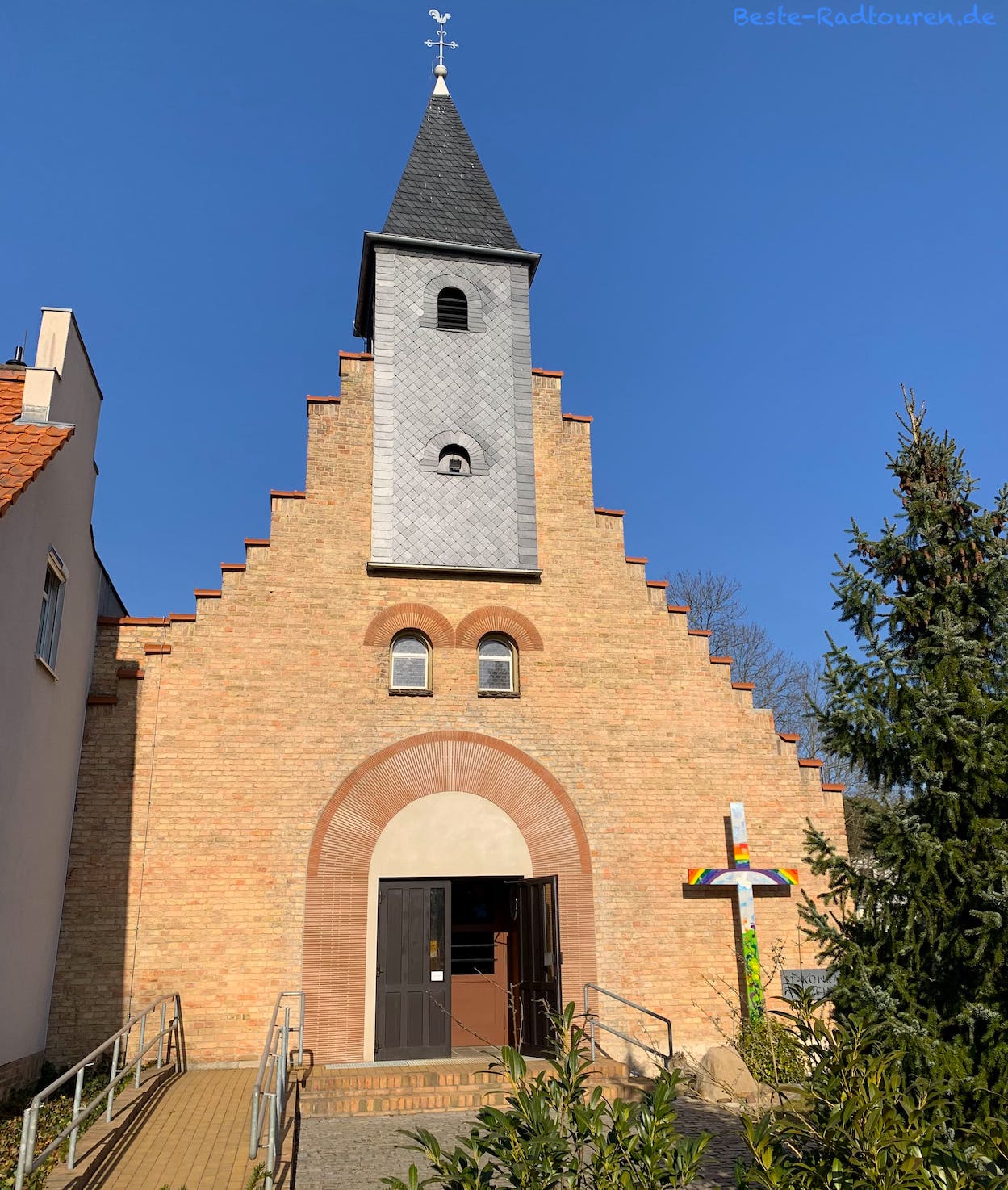 Kirche St.Konrad Wandlitz-Wandlitzsee, Foto von vorn mit Eingang