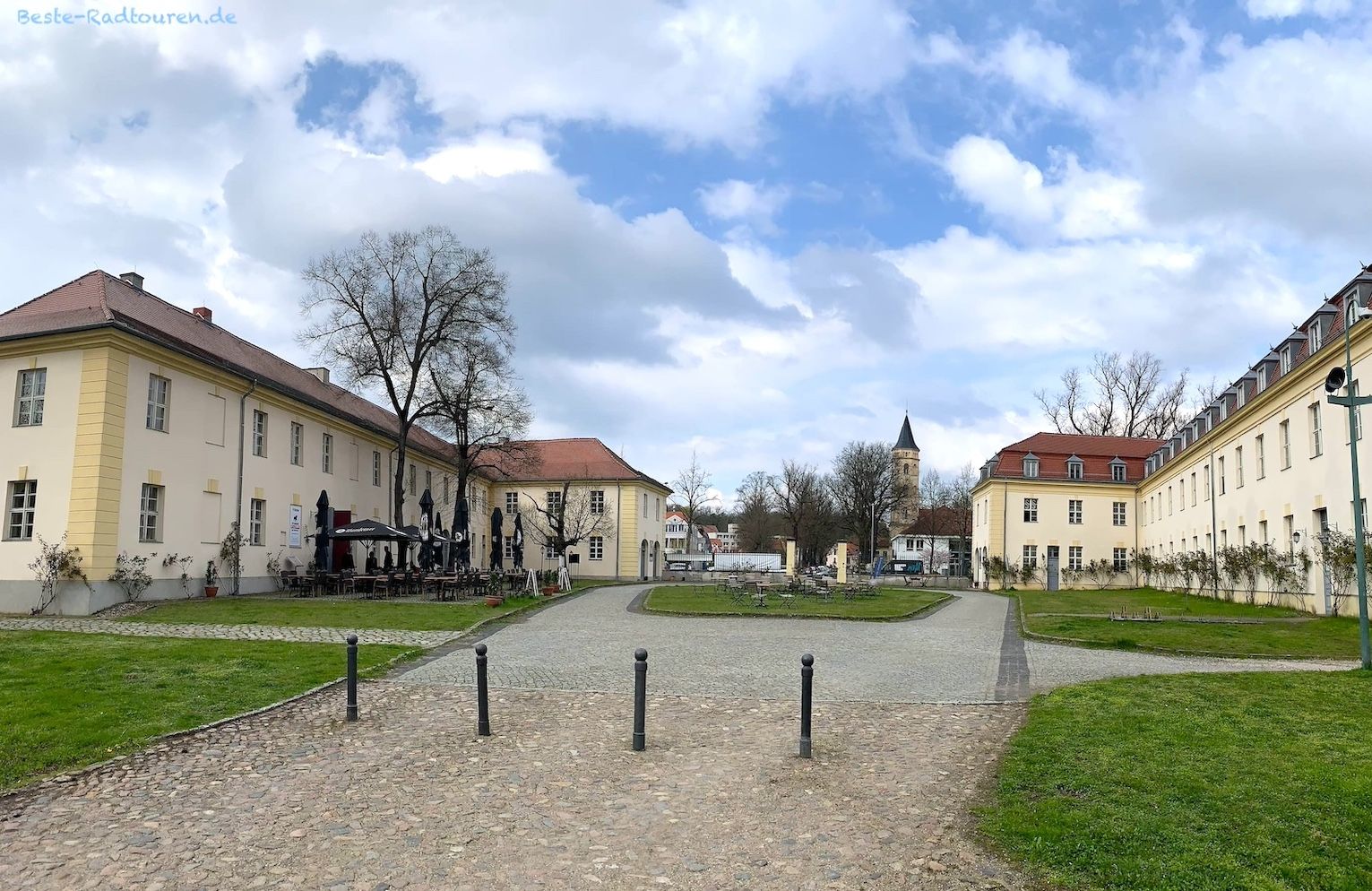 Foto vom Jagdschloss Königs Wusterhausen aus: Schlosshof, Kavaliershäuser, Kreuzkirche
