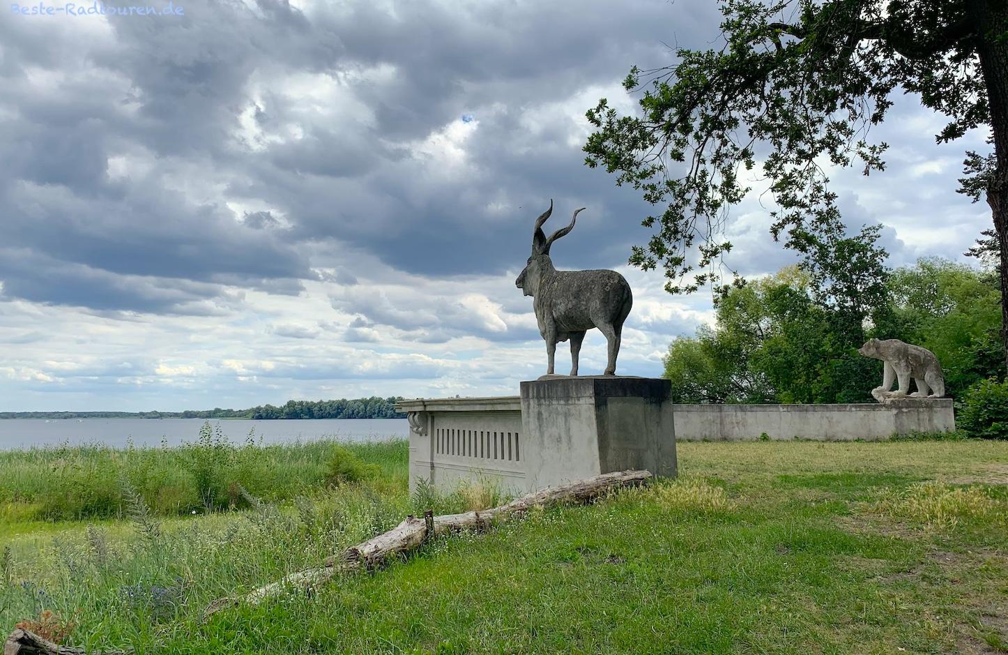 Foto vom Ufer aus: Schlosspark Plaue (Brandenburg / Havel), Tontaubenschießstand mit Bären- und Markhor-Skulptur