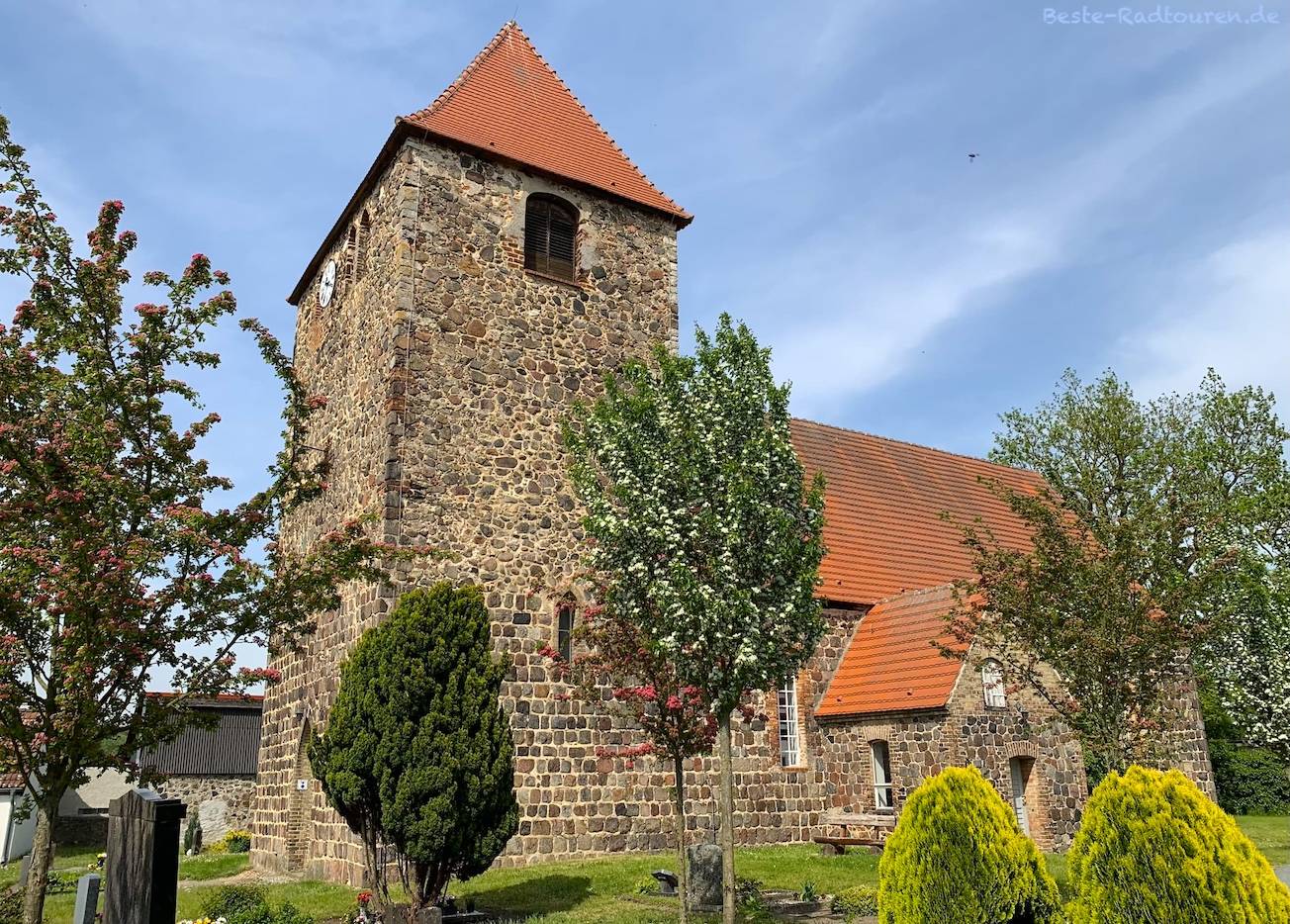 Dorfkirche Garzin, Märkisch Oderland, Bild von schräg-vorn