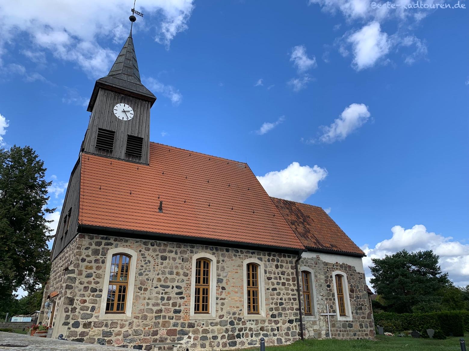 Foto vom Radweg aus: Kirche von Seeburg (Dallgow-Döberitz)