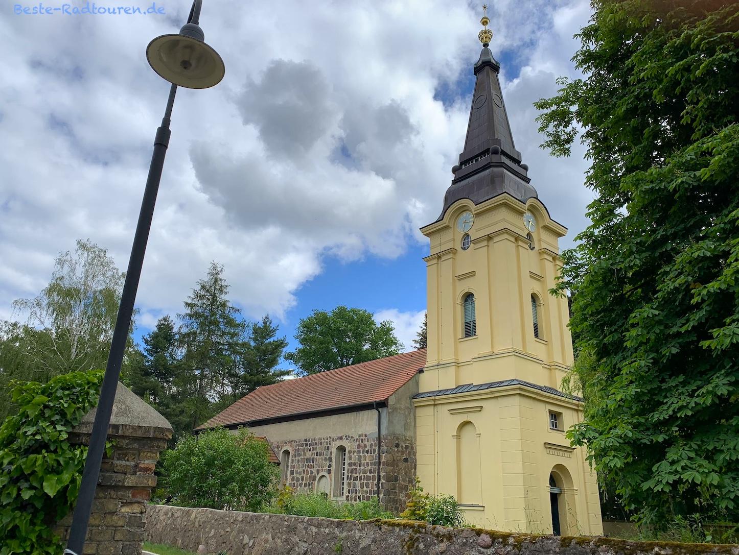 Foto vom Radweg aus: Dorfkirche Stolpe (Gemeinde Hohen Neuendorf)