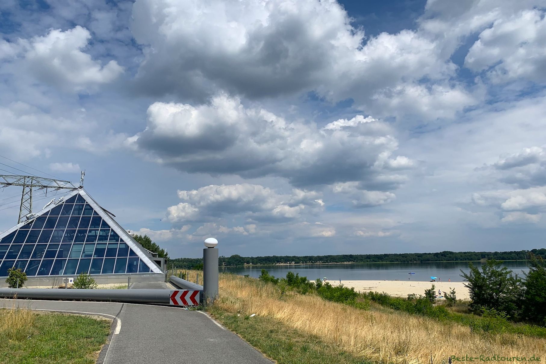 Foto am Süd-Ufer vom Dreiweiberner See bei Lohsa: Glaspyramide