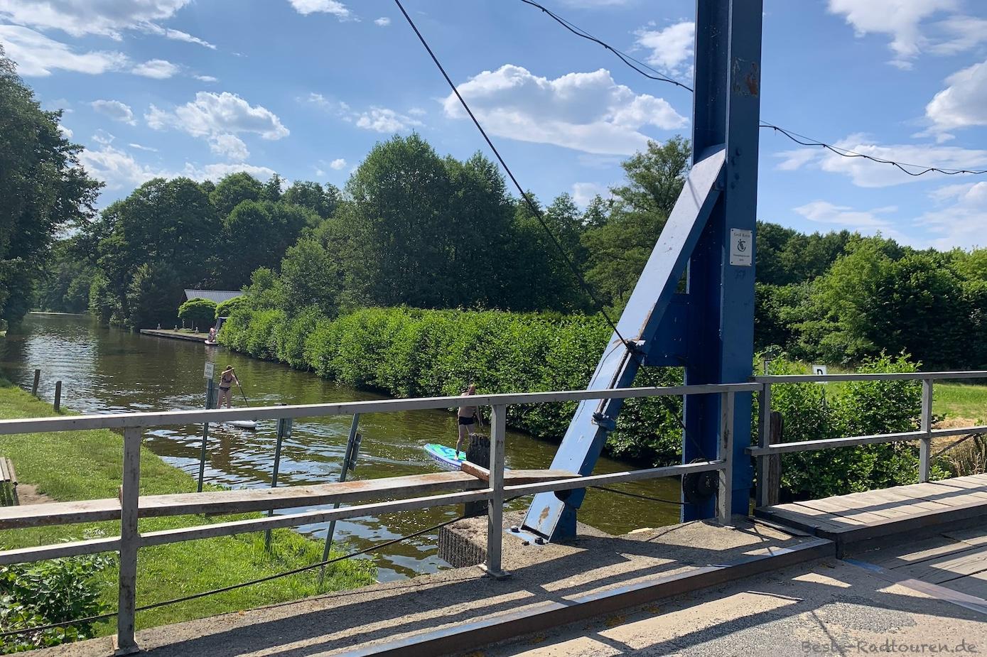 Foto vom Hofjagdweg aus: Hebebrücke Groß Köris, Kanal zwischen Großer Moddersee und Schulzensee